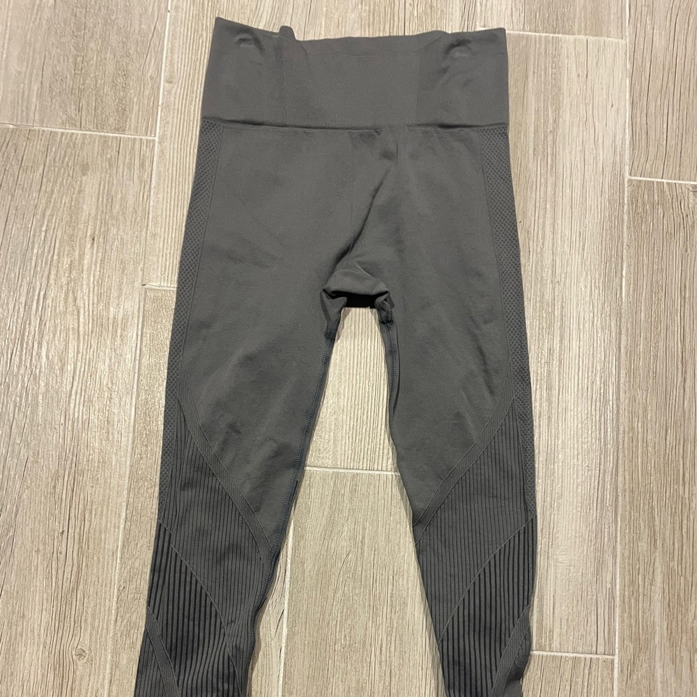 Gray Grid Performance Hi-Rise 7/8 24"